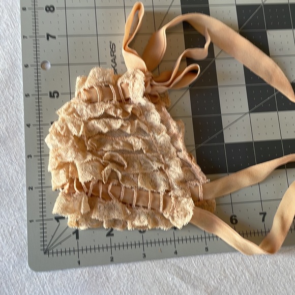 Antique lace and ribbon christening bonnet, ribbon ties under chin and in back - Picture 3 of 11